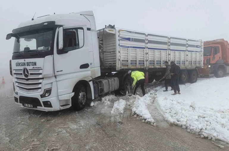 Karla kaplı yollarda mahsur kalan vatandaşların yardımına polis koştu