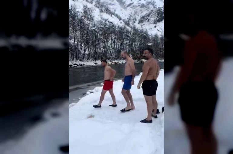 Karların arasından buz gibi nehre: Tunceli’de 3 arkadaş soğuğa meydan okudu