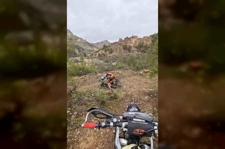 Karlı dağları cross motorlarla aşmaya çalıştılar: Zorlu yolculuk kamyonette son buldu
