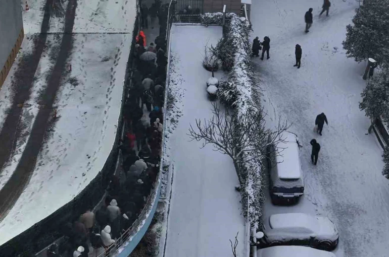 Karlı kaplı yollarda yürüyen vatandaşların karla imtihahı