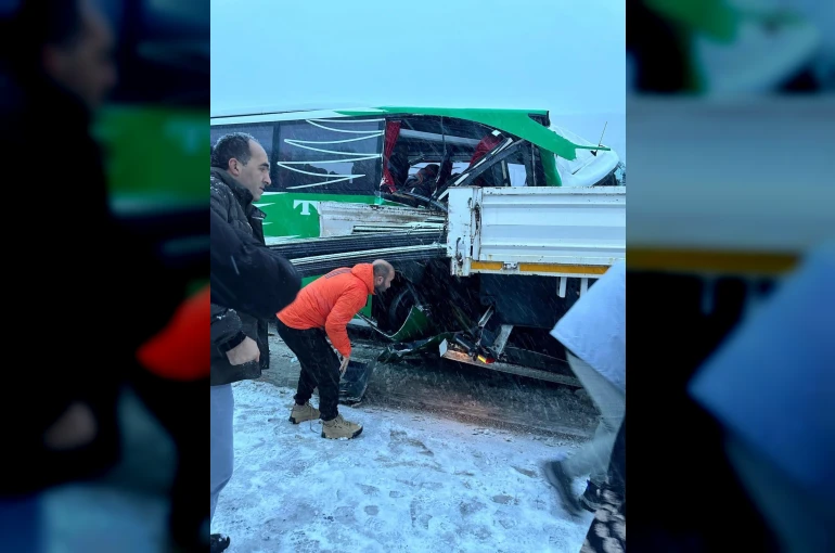 Karlı yolda kayan yolcu otobüsünün tıra çarpmasıyla 7 kişi yaralandı