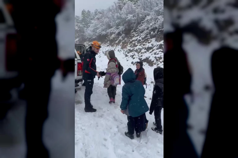 Karlı yolda mahsur kalan öğrencilerin yardımına AFAD ekibi yetişti