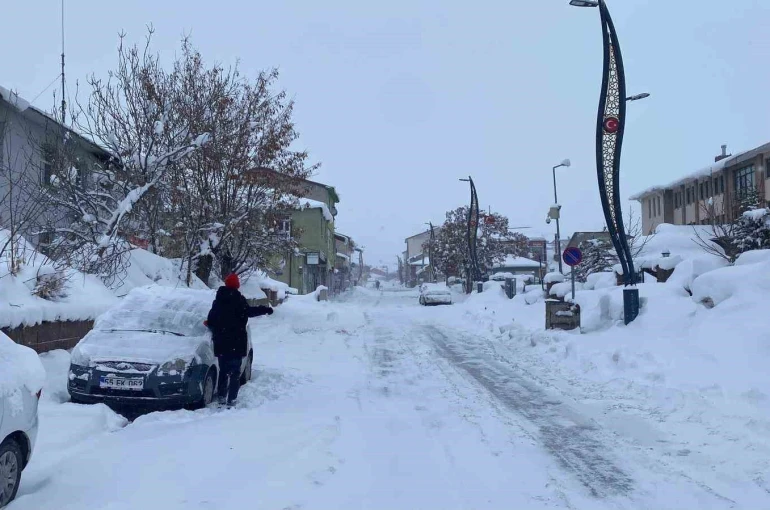 Karlıova’da kar ve tipi hayatı olumsuz etkiledi 