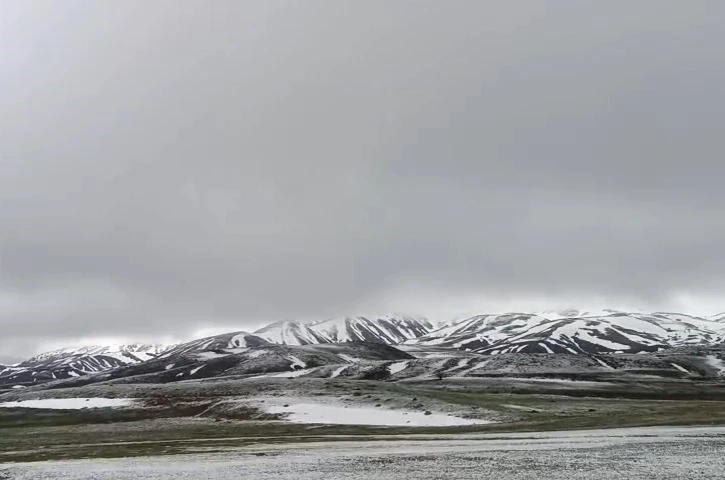 Karlıova’nın yüksek kesimlerine kar yağdı