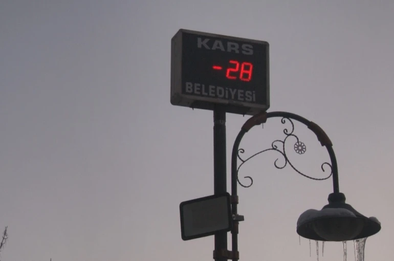 Kars buz tuttu: Termometreler eksi 28’i gösterdi