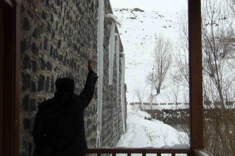 Kars eksi 15’i gördü: Çatılarda 3 metrelik buz sarkıtları oluştu