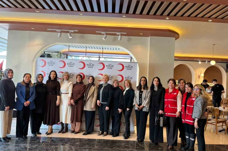 Kars Kızılay’dan sevgi evlerinde kalan çocuklara çikolata etkinliği