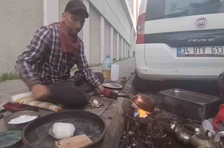 Kars sokaklarında alın teriyle geçim: Karı-koca kalaycılık yaparak ekmeklerini kazanıyor 