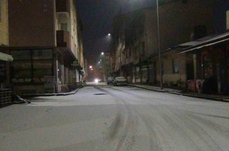Kars’a mevsimin ilk karı düştü