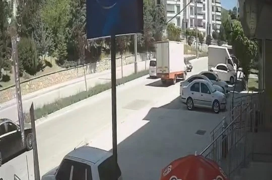 Karşı şeride geçen otomobil, kamyonetle çarpıştı: O anlar kameraya yansıdı