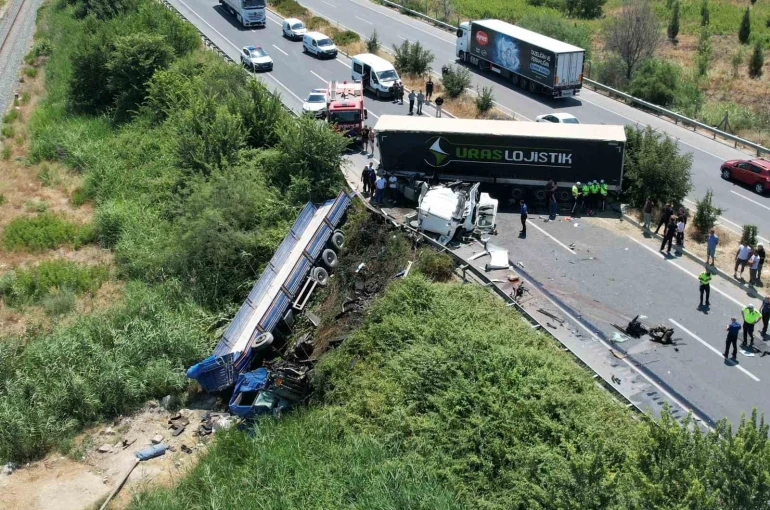 Karşı şeride geçen tır, bir başka tırla kafa kafaya çarpıştı: 1 ölü, 1 yaralı