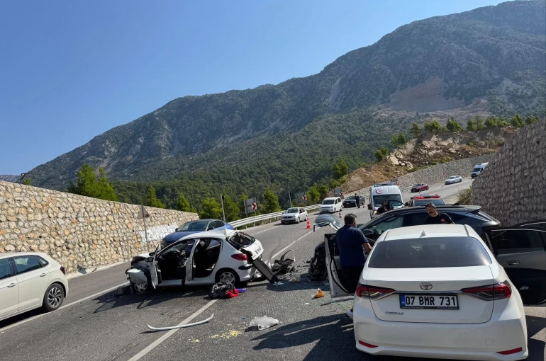 Karşı şeride geçip 3 araca çarptı: 4 yaralı