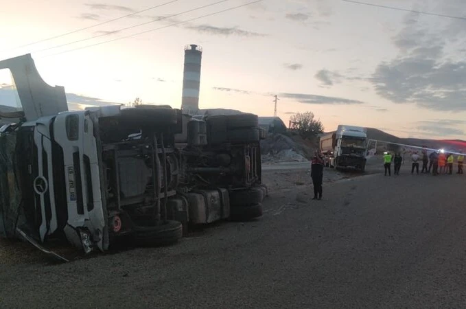Karşı yola geçen tır, başka bir tıra çarptı: 2 yaralı