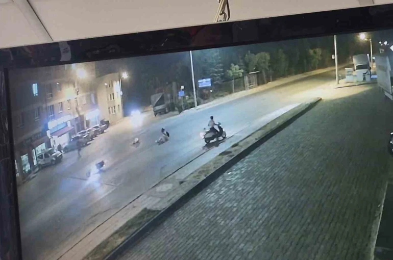 Karşıdan karşıya geçmeye çalışan çocuğa motosikletin çarptığı kaza kamerada