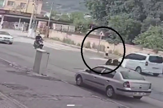 Karşıya geçmeye çalışan dalgın çocuk araca çarptı