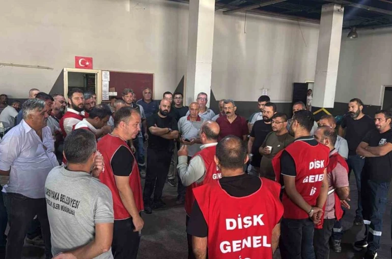 Karşıyaka Belediyesinde maaş alamayan işçiler süresiz iş bıraktı