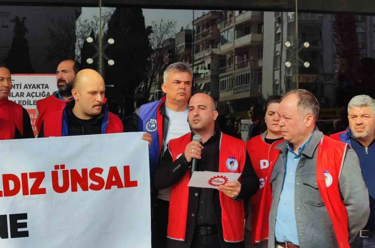 Karşıyaka’da 7 aydır maaş alamayan işçiler belediye kapısında