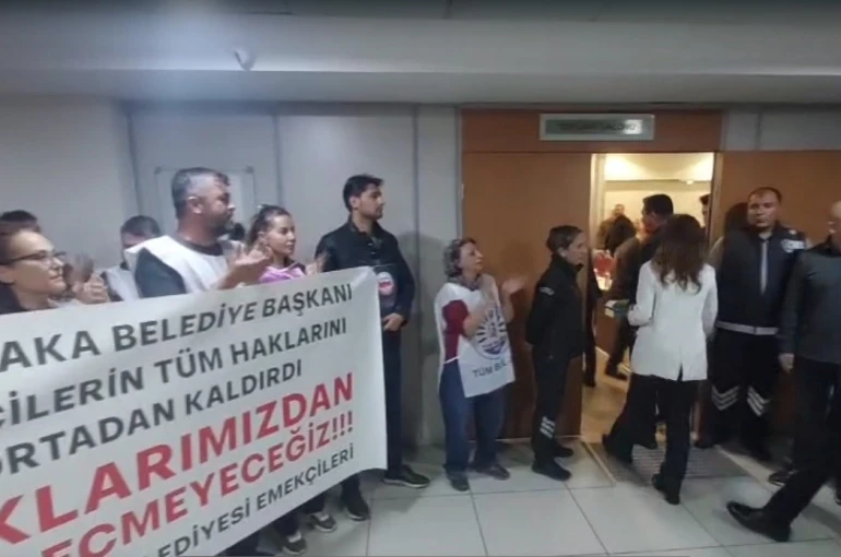 Karşıyaka’da memurlardan meclis girişi Başkan Ünsal’a alkışlı protesto