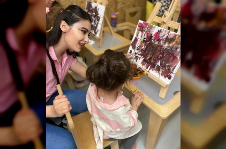 Karşıyaka’nın sanatçı öğretmeni, çocuklara sevgiyi, tuvale hayali işliyor