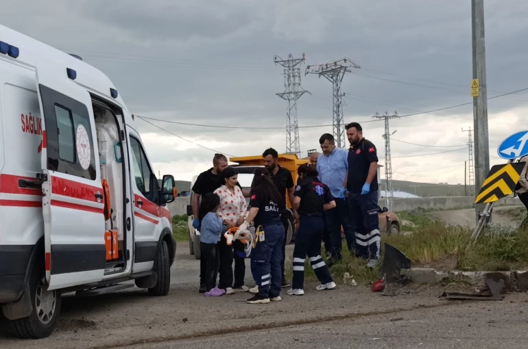 Kars’ta 2 araç çarpıştı: 3’ü çocuk 5 kişi yaralandı