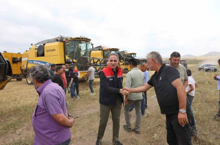 Kars’ta 2026 hububat hasadı başladı: İlk biçim tarlada yapıldı