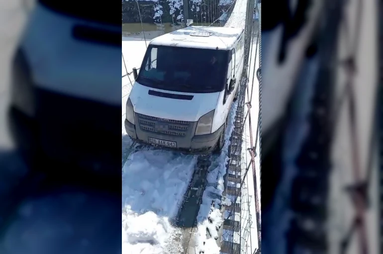 Kars’ta asma köprüde minibüs mahsur kaldı