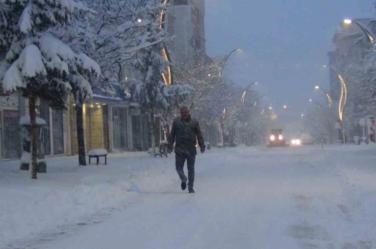 Kars’ta eğitime kar engeli: 40 santimetre kar yağdı!