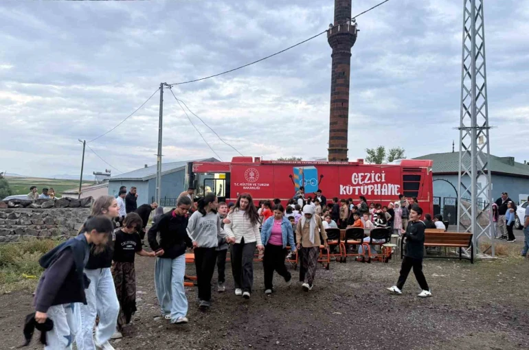 Kars’ta Gezici Kütüphane Demirkent Köyü’ndeki öğrencilere unutulmaz bir gün yaşattı