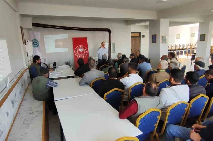Kars’ta hayvan yetiştiriclerine şarbon hastalığı ve korunma yöntemleri anlatılıyor 