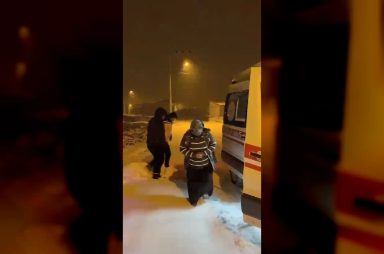 Kars’ta kar engelini aşan sağlık ekipleri hasta vatandaş için seferber oldu