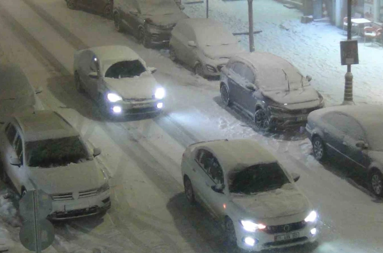 Kars’ta kar ve tipiden göz gözü görmüyor