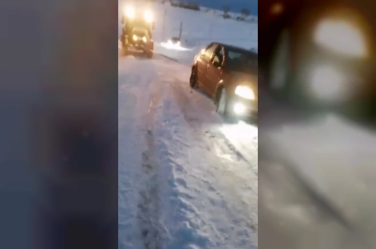 Kars’ta kara saplanan araçlar vatandaşlar tarafından kurtarıldı
