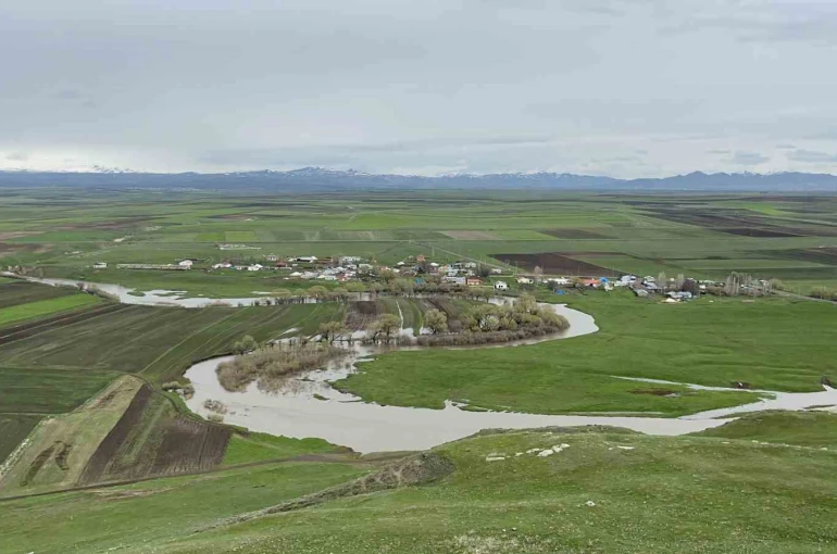 Kars’ta Karahan Çayı 30 yılın rekorunu kırdı: Kalkankale’de ekili araziler sular altında