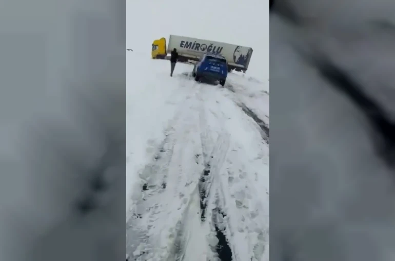 Kars’ta kayan tır kara yolunu ulaşıma kapattı