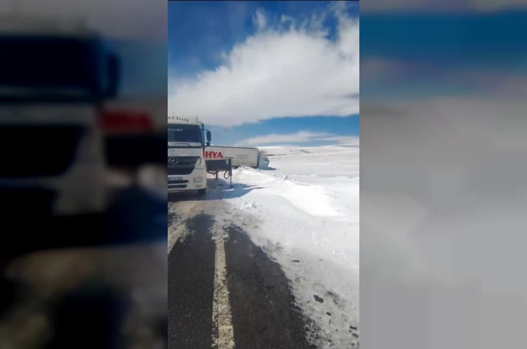 Kars’ta kayan tır yolu kapattı