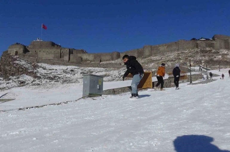 Kars’ta kızağını kapan kale yokuşuna koştu