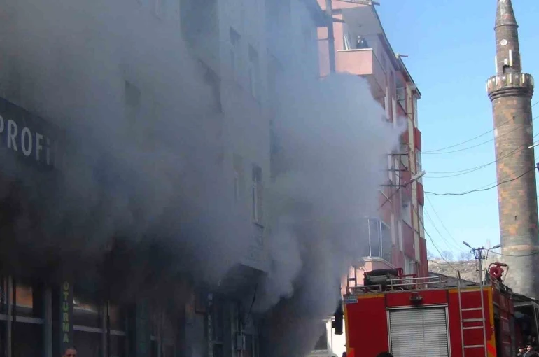 Kars’ta korkutan yangın: Mobilya deposu alevlere teslim oldu