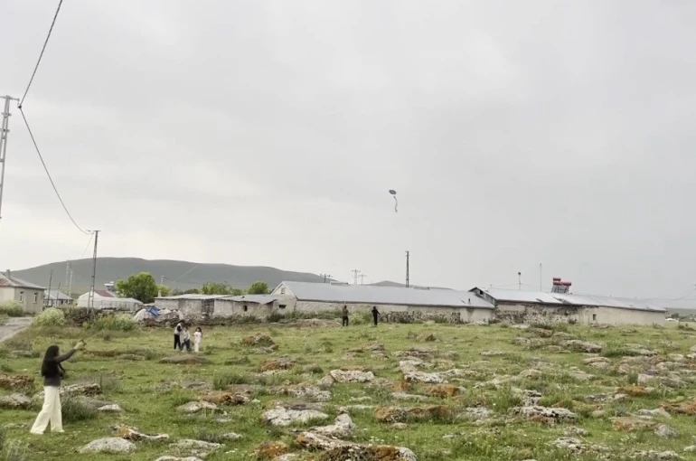 Kars’ta köy çocuklarının uçurtma sevinci