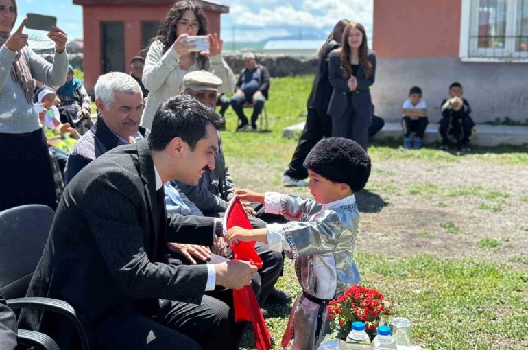 Kars’ta köy ilkokulunda yıl sonu coşkusu