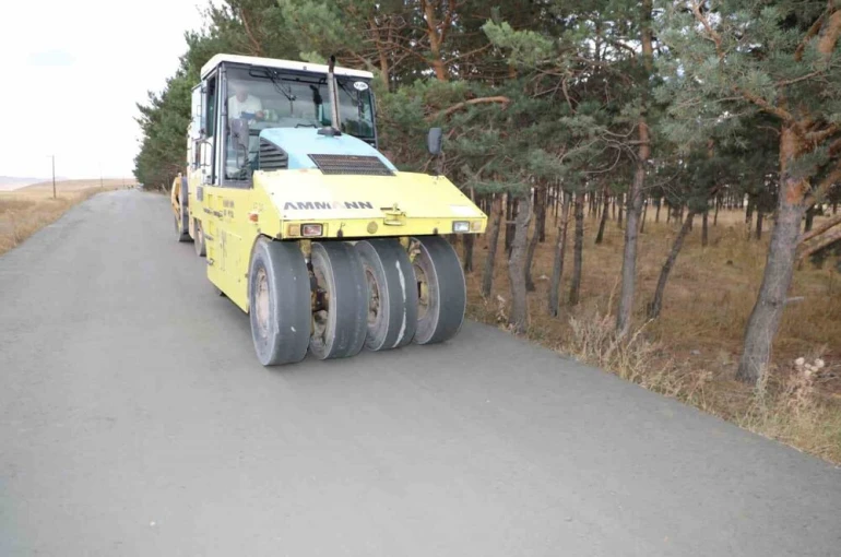 Kars’ta köy yolları beton asfalt oluyor
