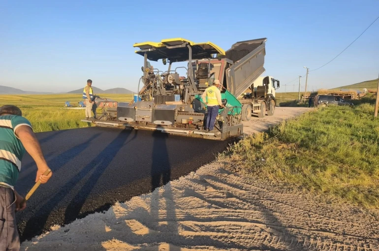 Kars’ta köy yollarında ulaşım hamlesi! BSK ve beton yol çalışmaları aralıksız sürüyor