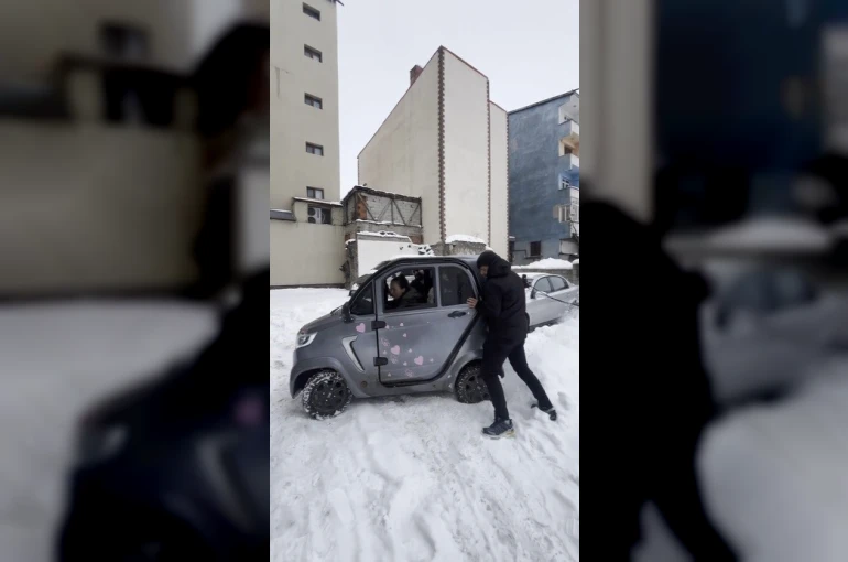 Kars’ta küçük otomobil kara saplandı: Vatandaşlar ite kaka kurtardı, o anlar viral oldu