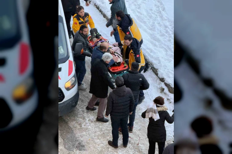 Kars’ta okula giden öğrencinin başına buz kütlesi düştü