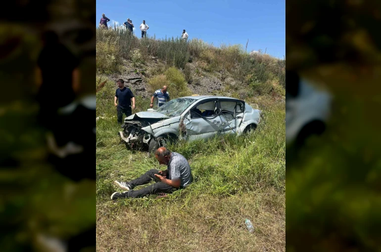 Kars’ta otomobil şarampole devrildi: 2 yaralı