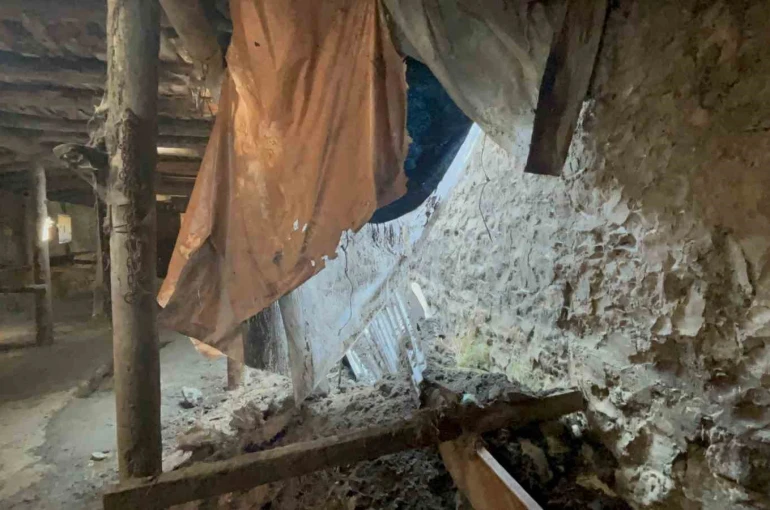 Kars’ta sağanak yağış ahırı çökertti