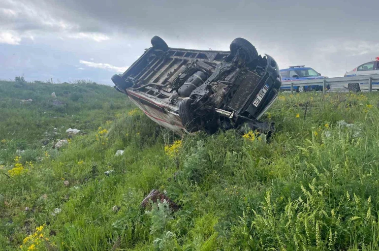 Kars’ta ticari araç şarampole devrildi: 1 yaralı