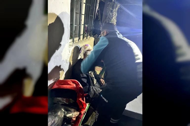 Kars’ta UMKE zorlu araziyi aştı; Yaylada yaralanan 81 yaşındaki vatandaş kurtarıldı