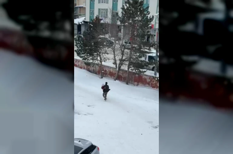Kars’ta vefa dolu görüntü: Hasta annesini kucağında taşıdı