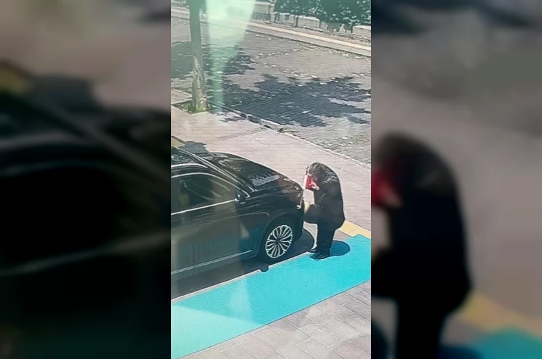 Kars’ta yaşlı kadın makam aracındaki Türk bayrağını öptü