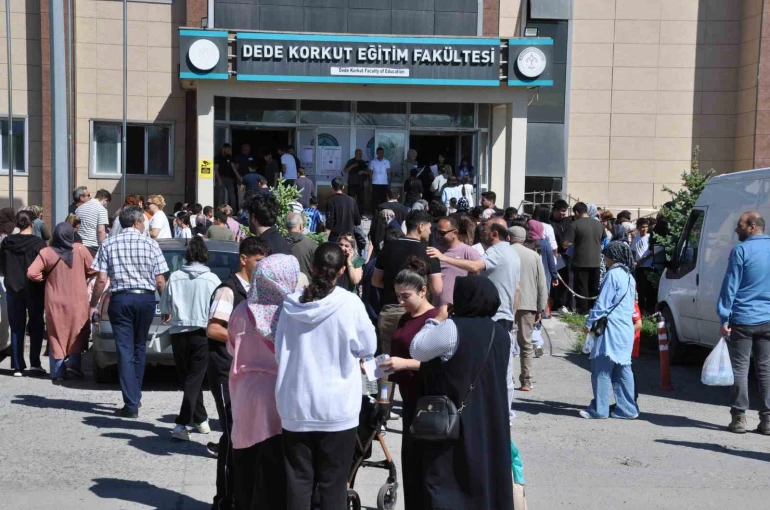 Kars’ta YKS heyecanı: Binlerce aday üniversite hayali için sınav merkezlerine akın etti